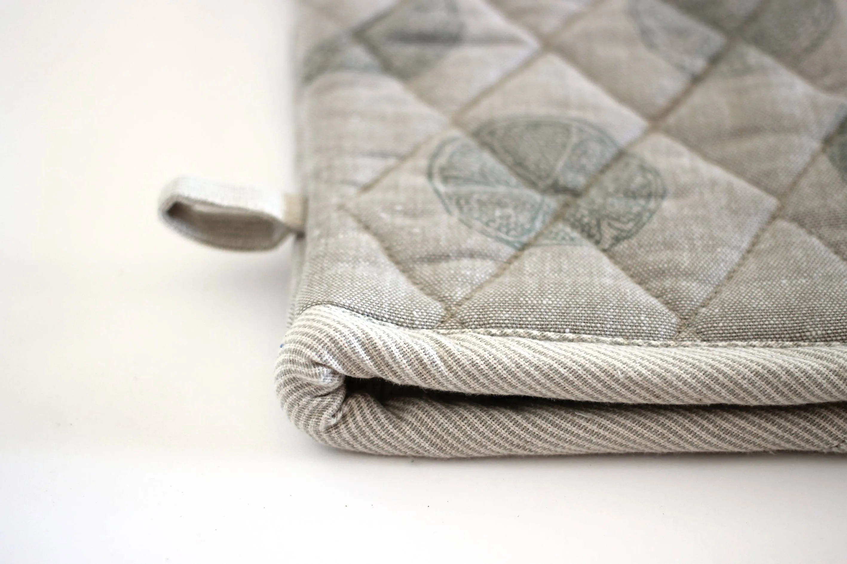 Single Oven Glove Lemons print Sage Green